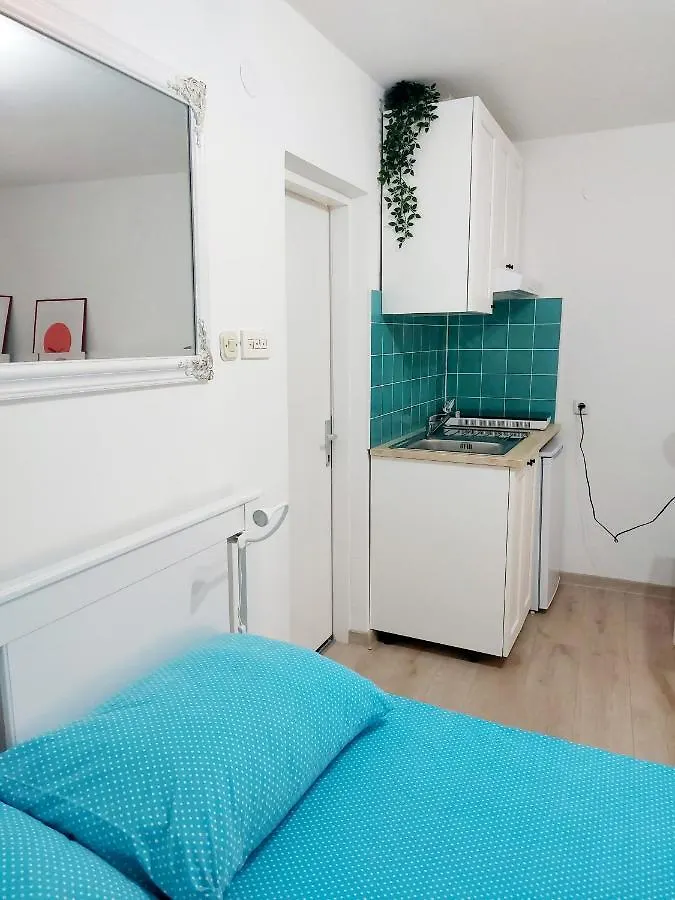 Sha La La: Historic Castle-Side Studio with Modern Amenities Bakar